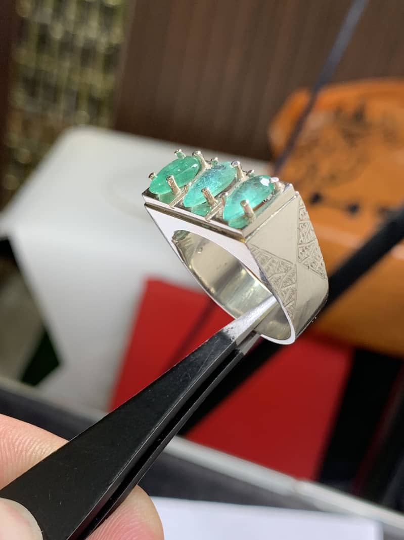 Beautiful colour Emerald ring 2