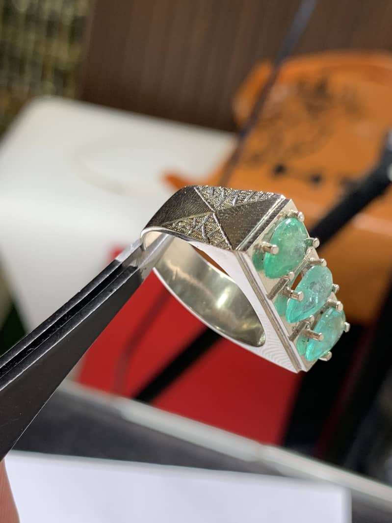 Beautiful colour Emerald ring 3