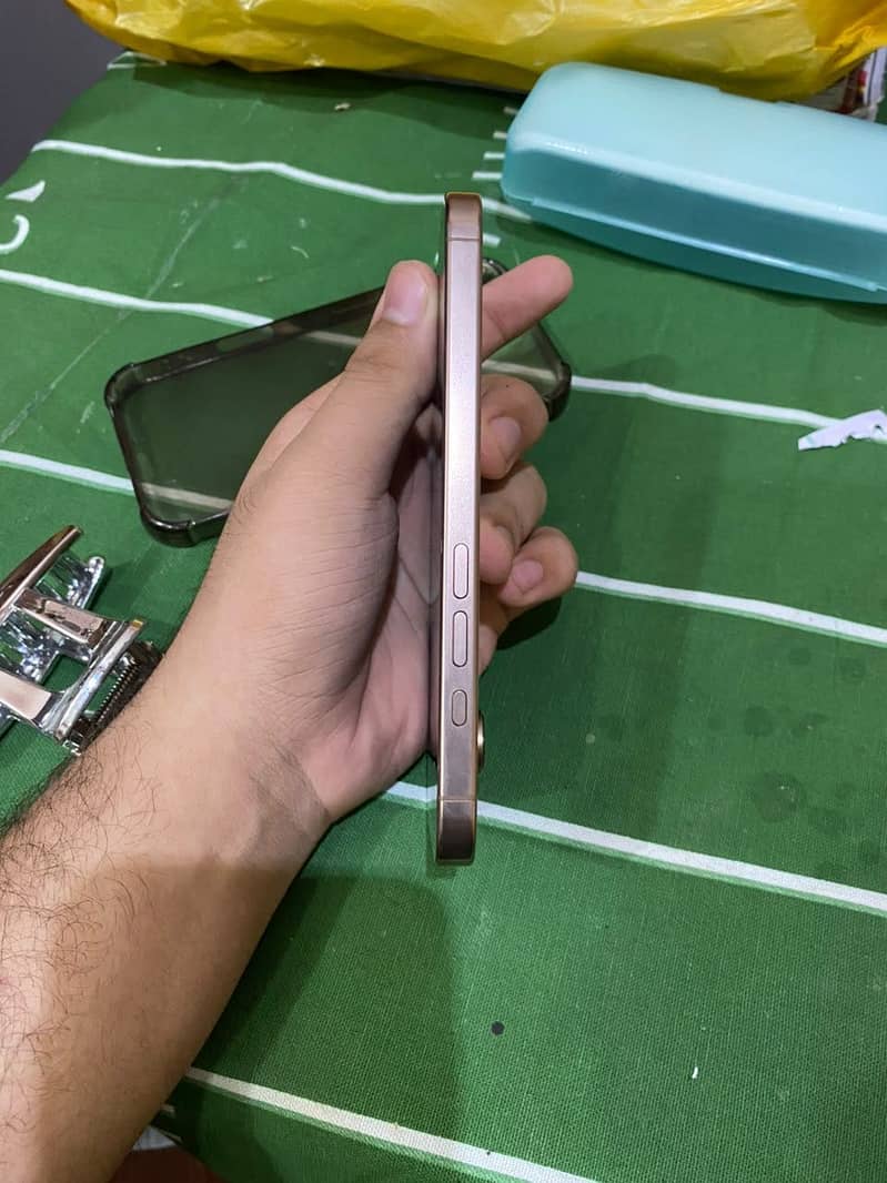 iPhone 16 pro 4