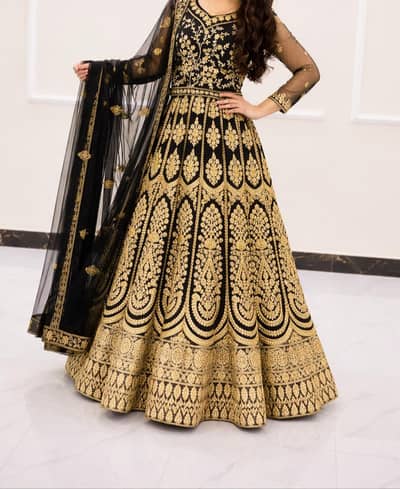 Selling my stunning luxury lehnga. . . .