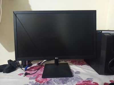 LG 22" LCD Monitor for Sale – Excellent Condition