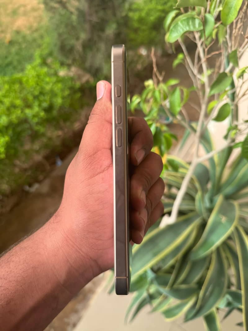 Apple iPhone 16 Pro Max 1