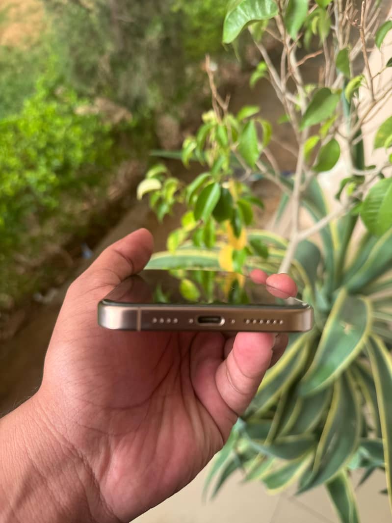 Apple iPhone 16 Pro Max 2