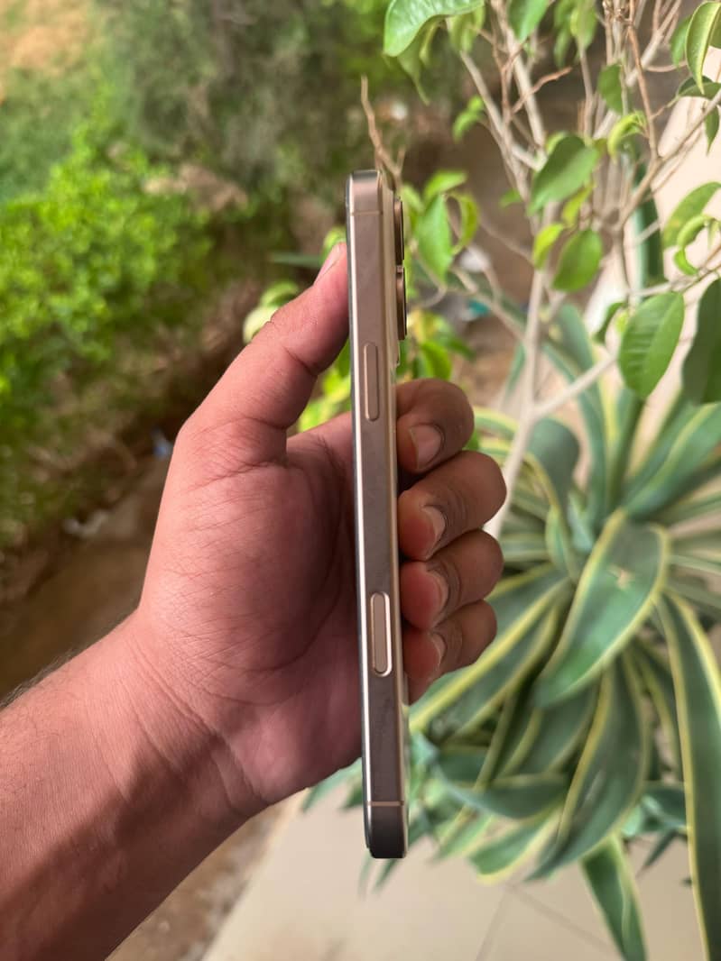 Apple iPhone 16 Pro Max 6