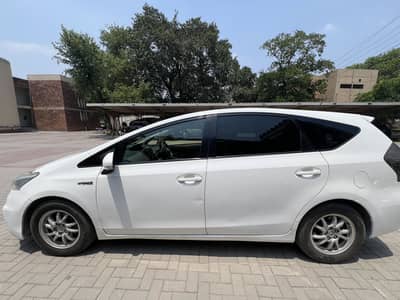 Toyota Prius Alpha 2014