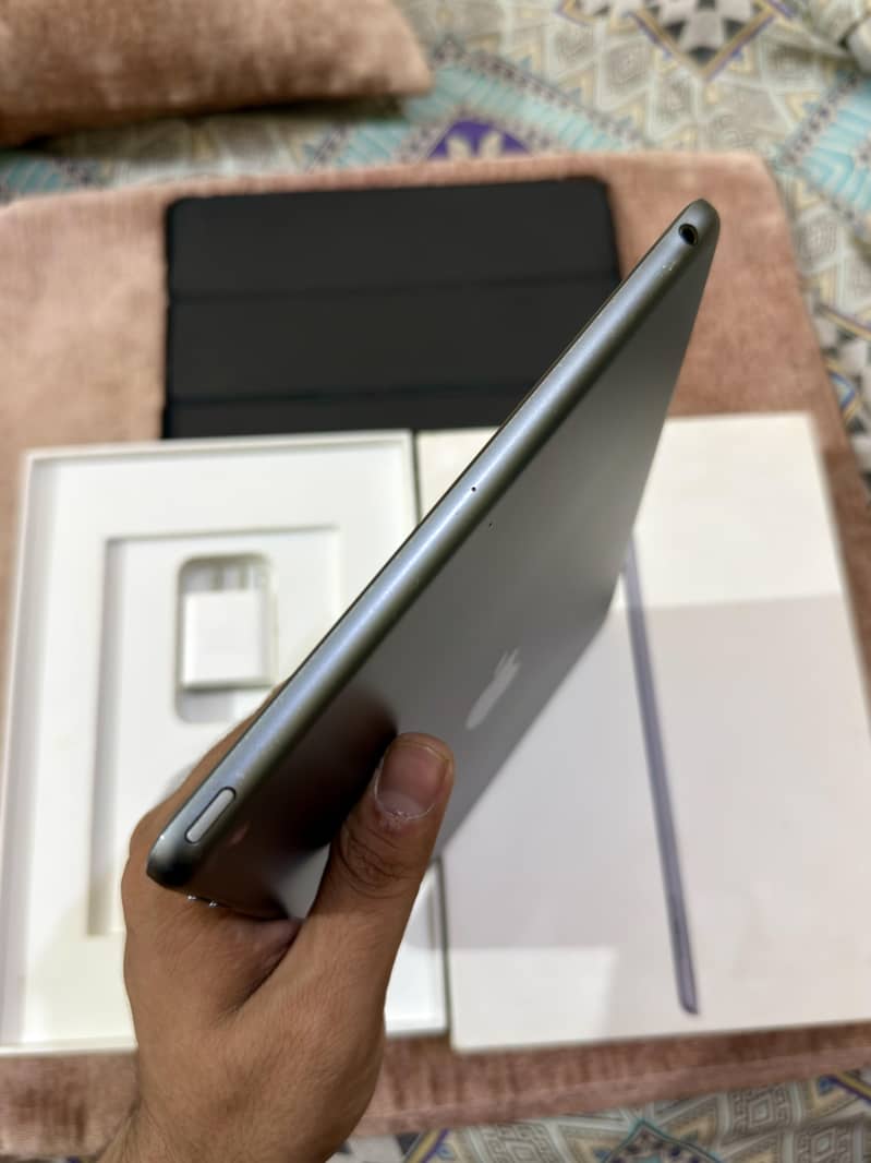 iPad 9th Gen Complete Box 2