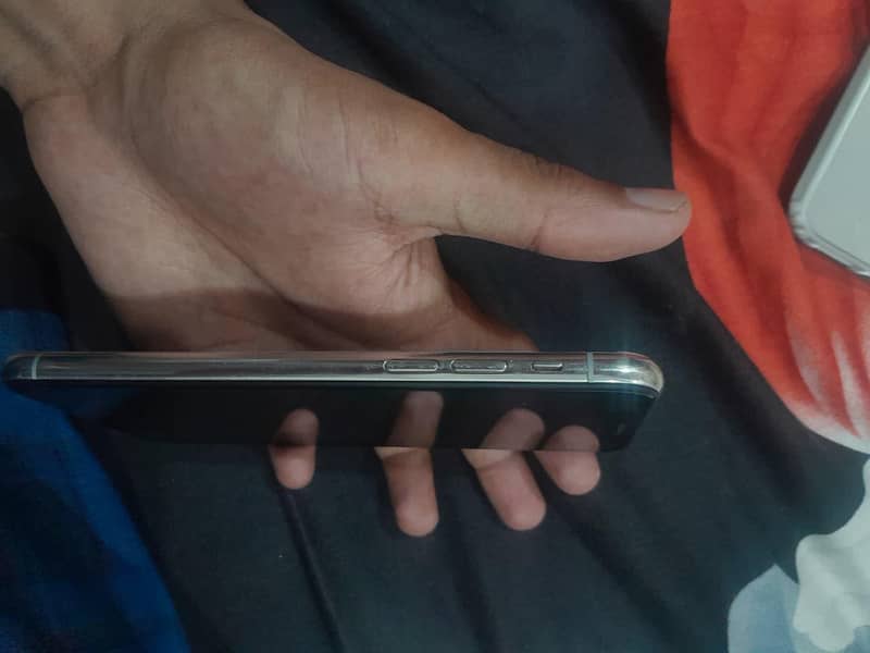 Apple iPhone X 4