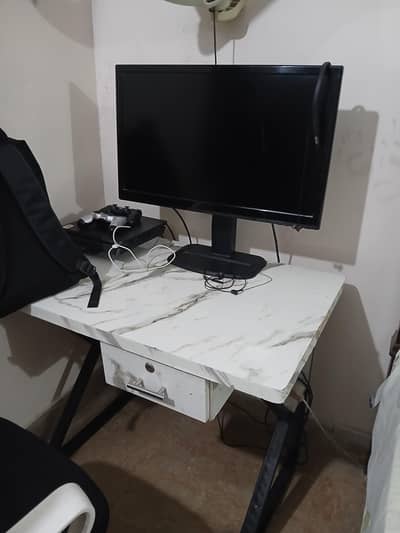 Gaming table and gaming chair