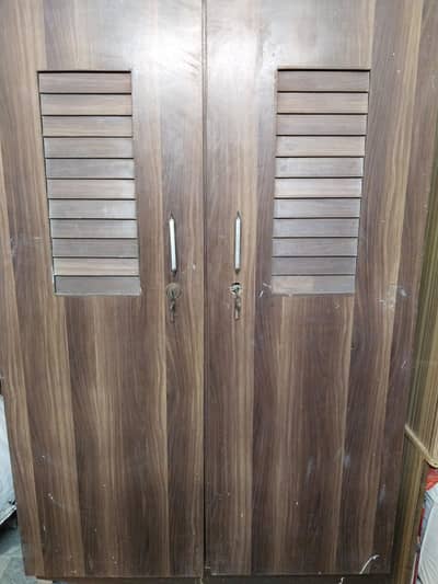 Almari 2 door for sale ,, upr bilkul ok h,,neeche se thori demag h