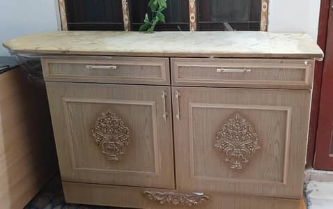 complete set of bedroom with divider , 1.5 year used in new condition