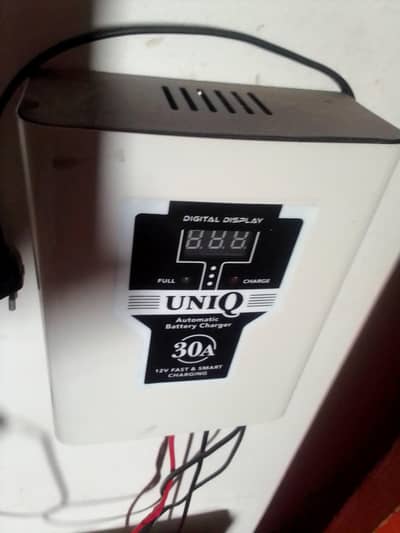 Uniq 30A digital display charger