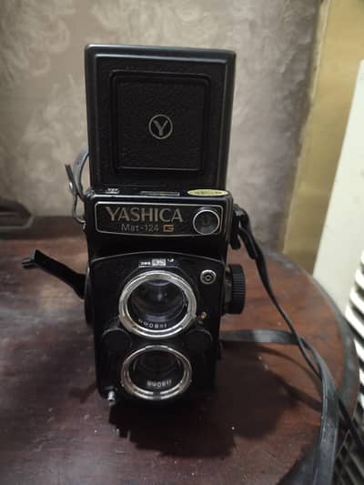 The most Antique Camera Vintage Yashica Mat-124G (Made in Japan
