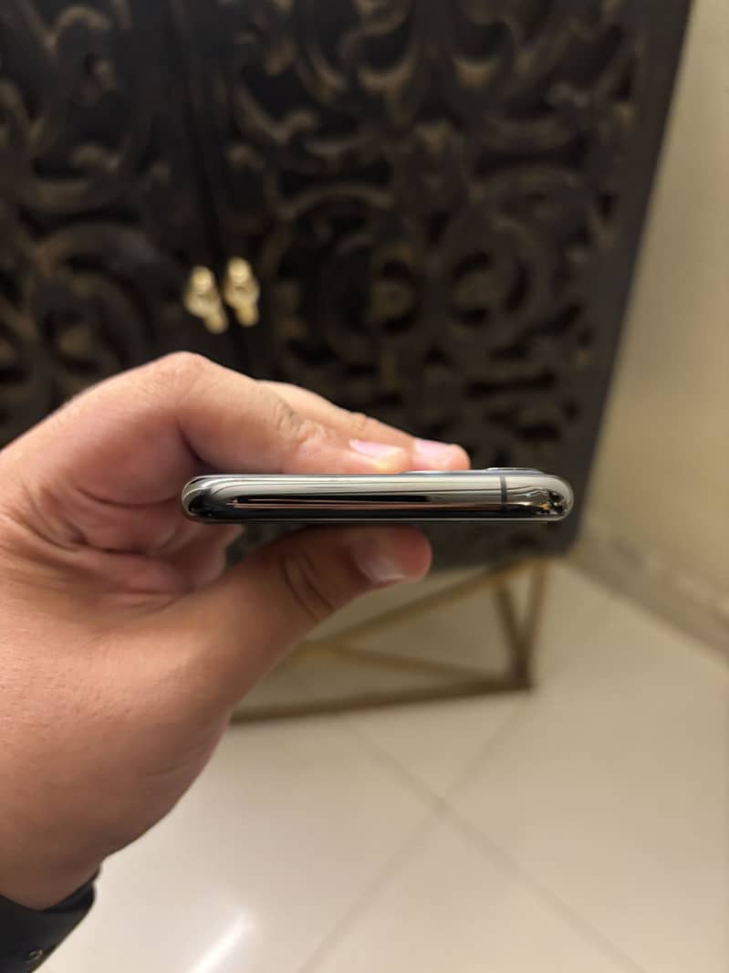 Apple iPhone 11 Pro 4