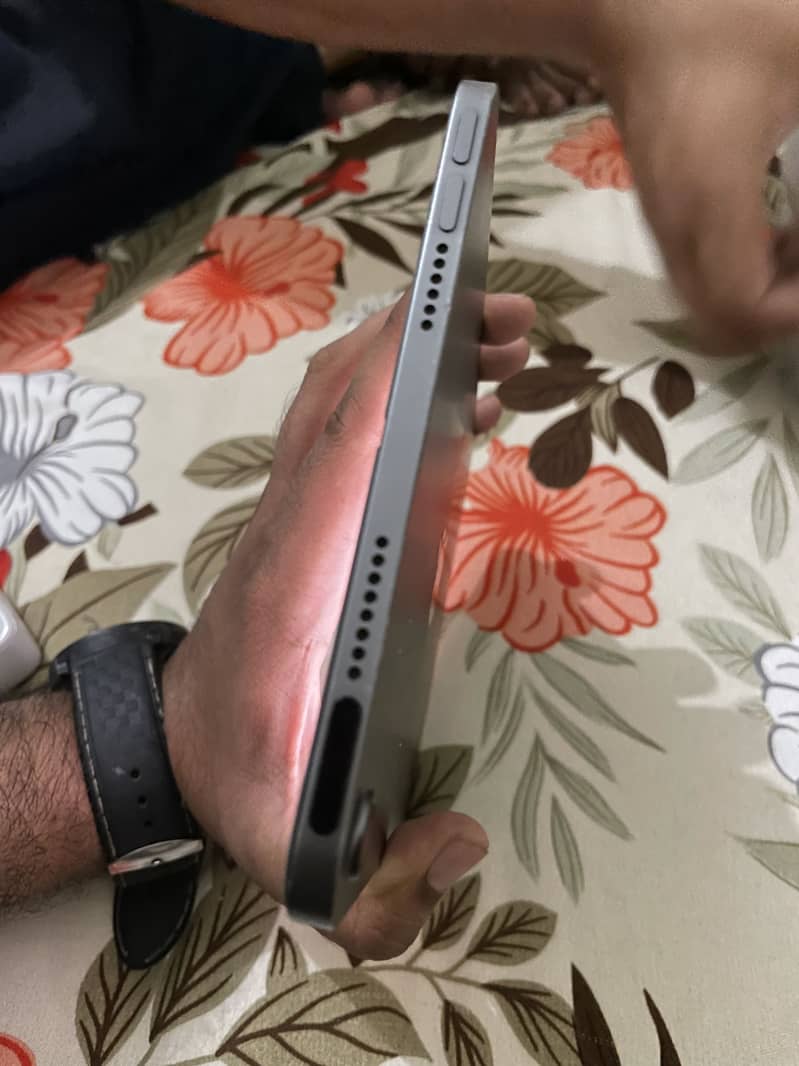 Ipad mini 6 with box 3