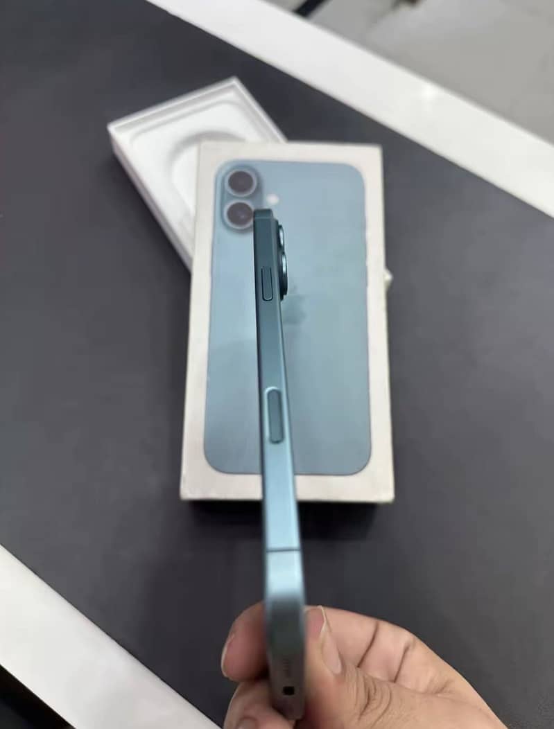 Apple iPhone 16 0