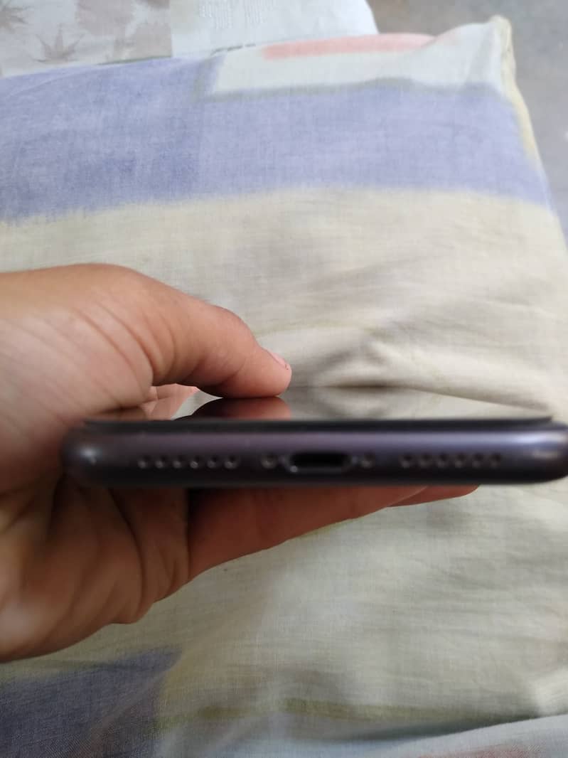 Apple iPhone 11 4