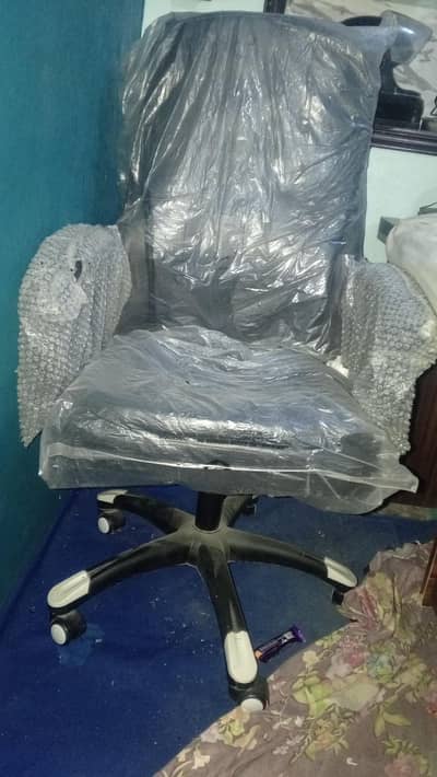 new boss chair only 1 month use
