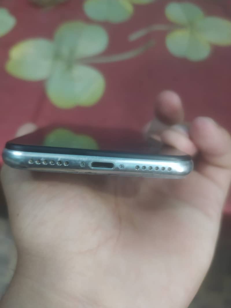 Apple iPhone X 4