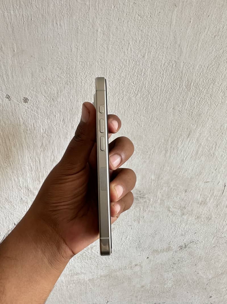 Apple iPhone 15 Pro 3