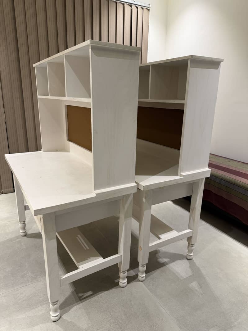 Kids study table 0