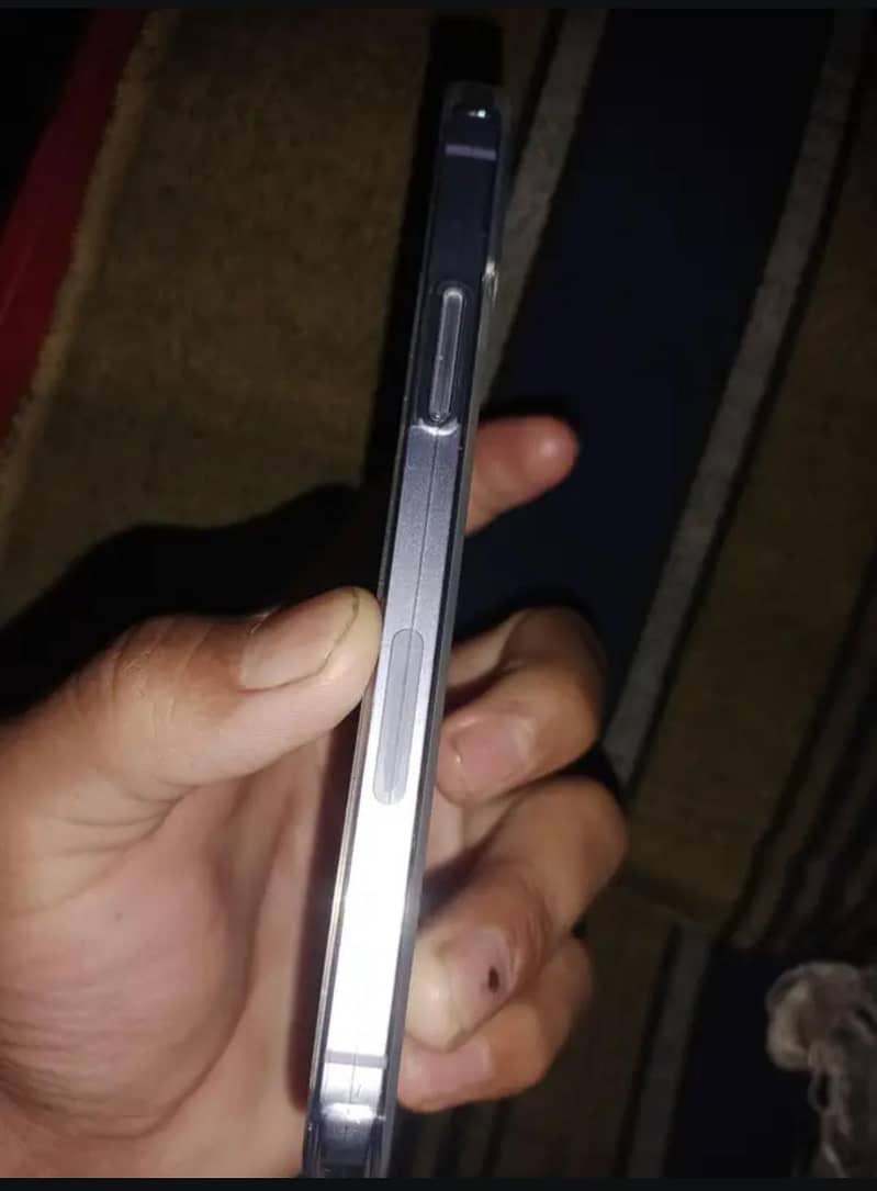 Apple iPhone 12 4