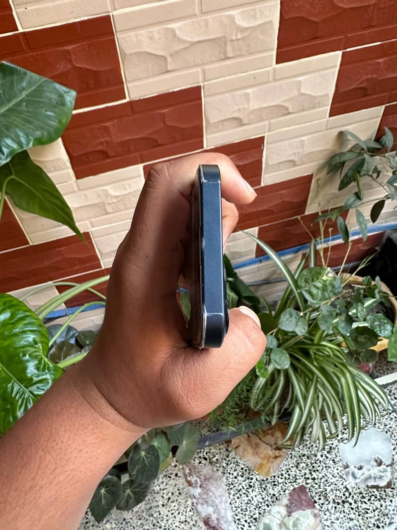 Apple iPhone 13 4
