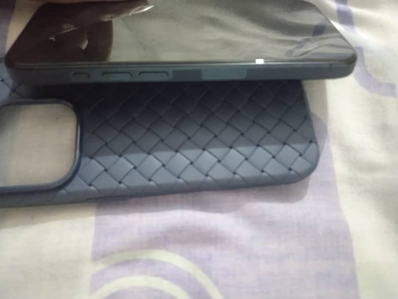 Apple iPhone 15 Pro 3