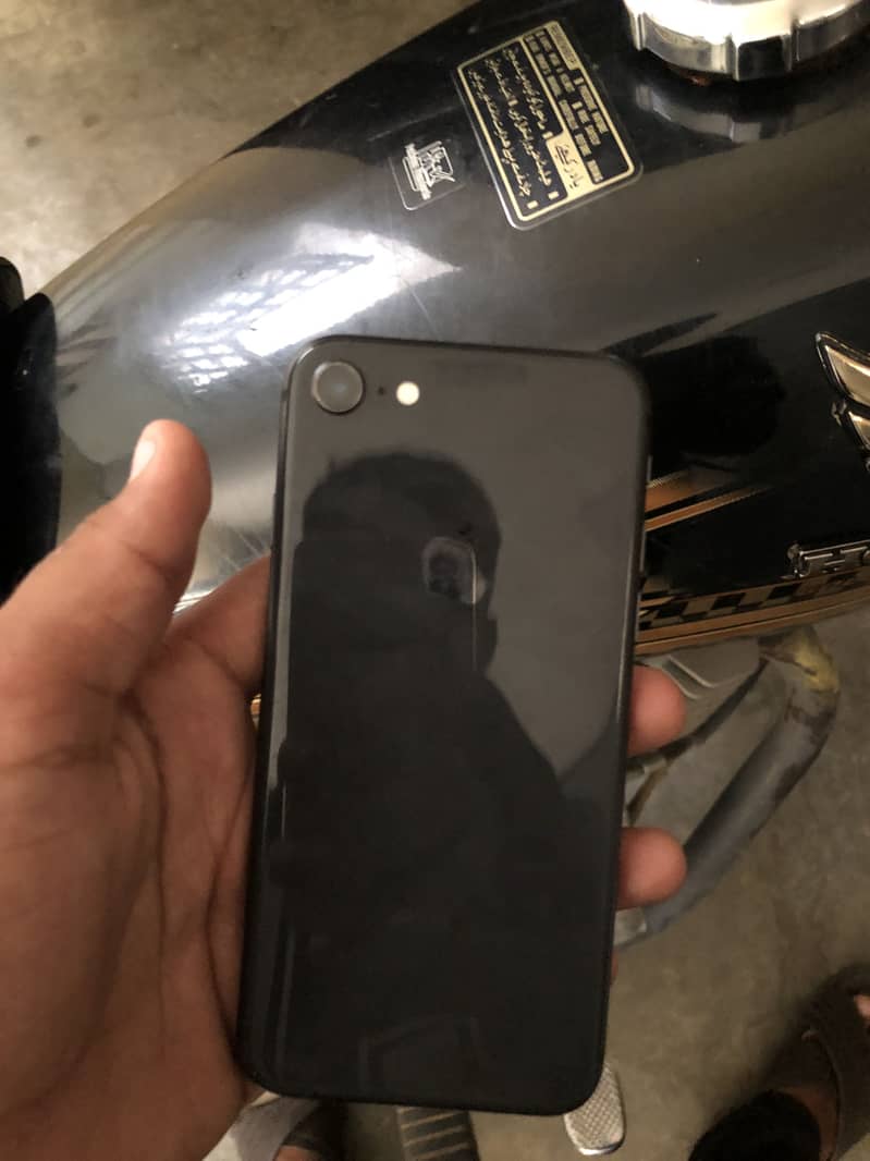 Apple iPhone 8 1