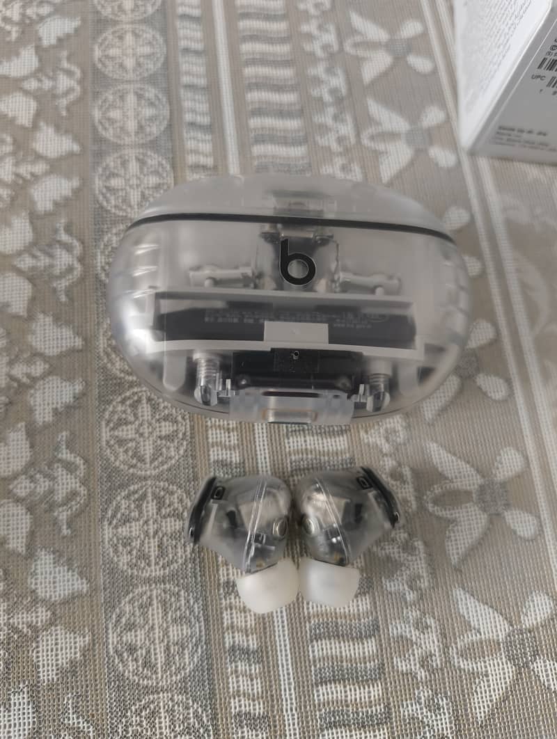 Beats Studio Buds plus 1
