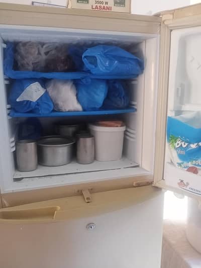 selling medium size PEL fridge in best working condition