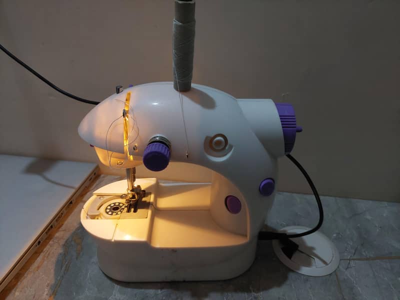 Mini sweing machine 1