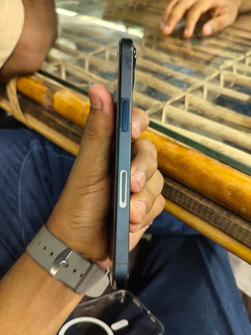 Apple iPhone 13 2
