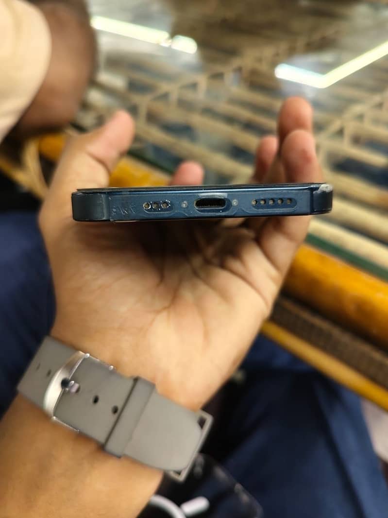 Apple iPhone 13 4