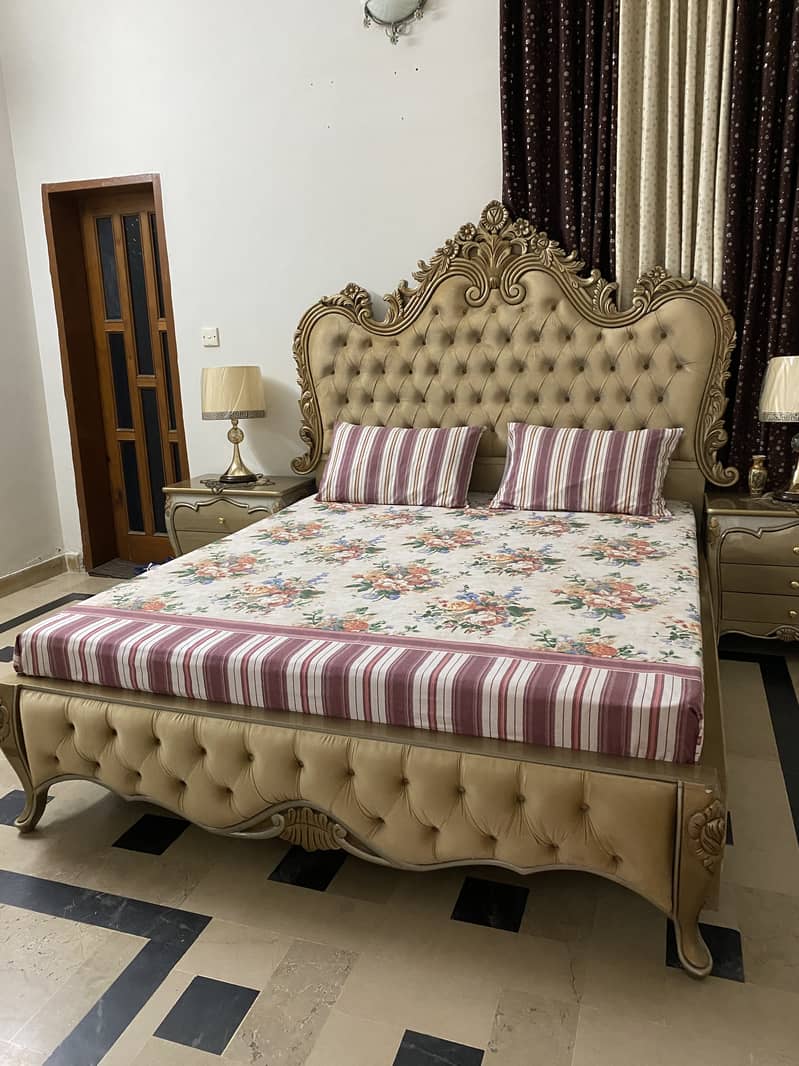Queen bed 0