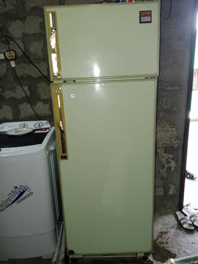 Dawlance medium size good condition.