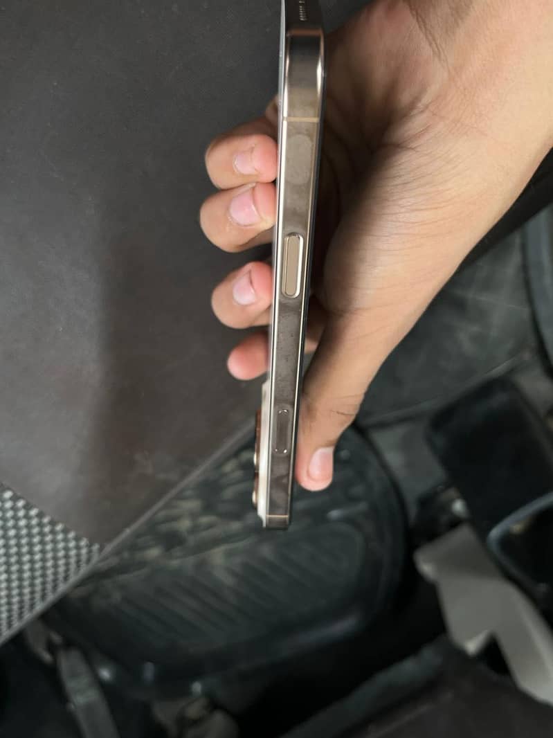 Iphone 16 pro max 4