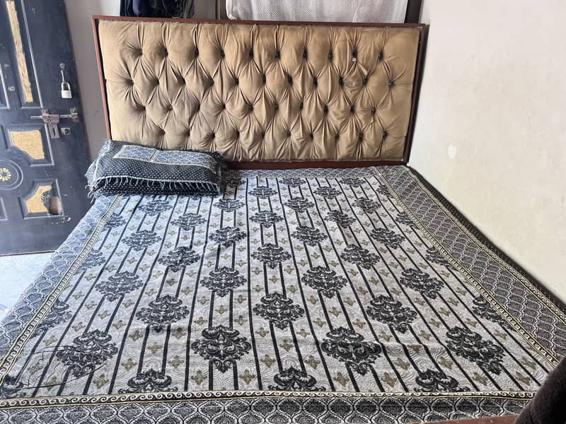King size bed 0