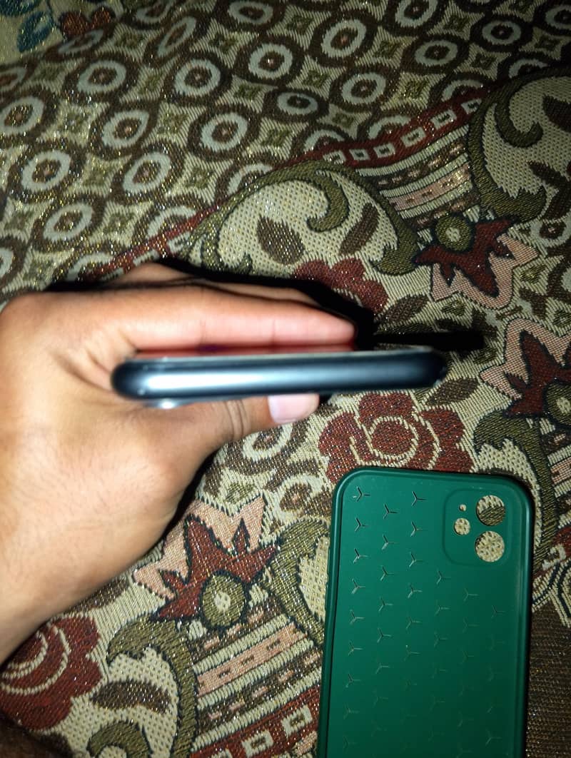 Apple iPhone 11 4