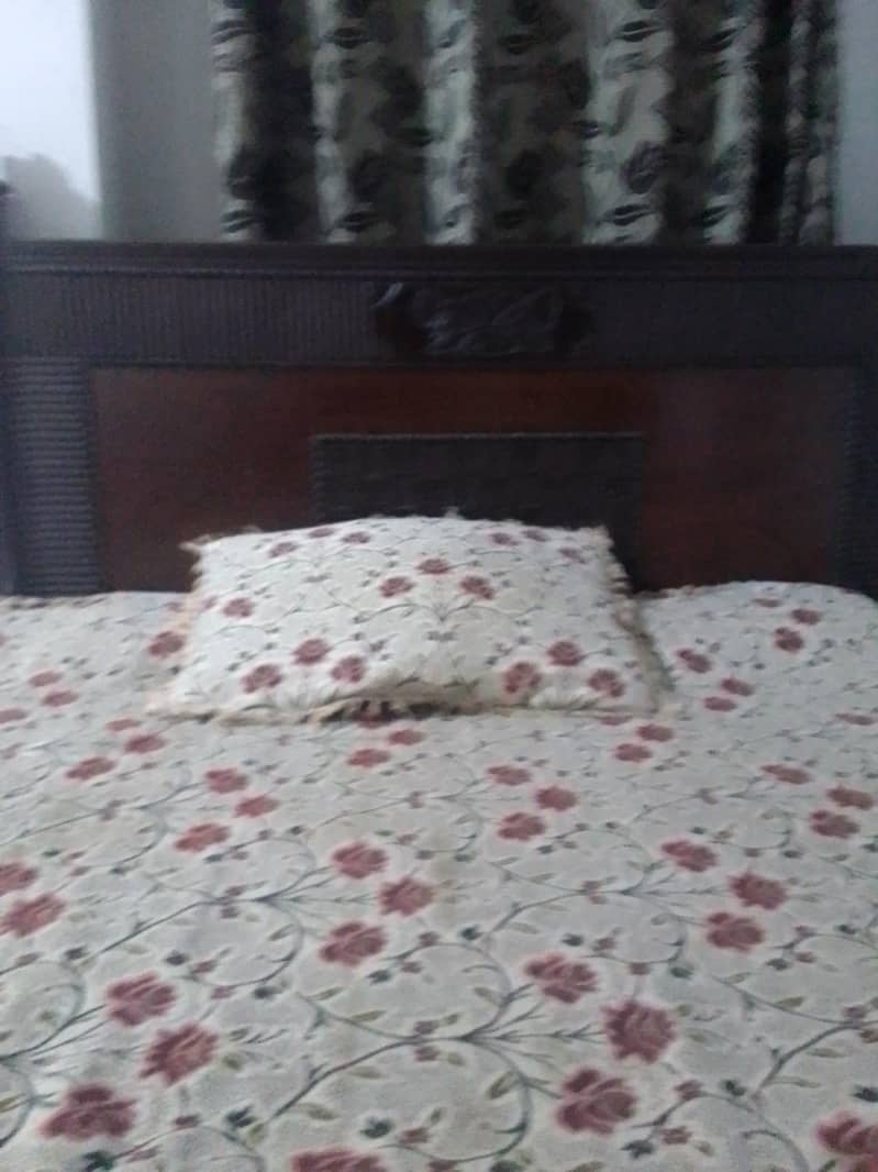 Queen bed 0