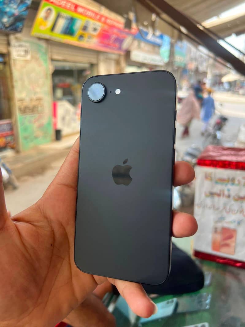 Apple iPhone 16e 0