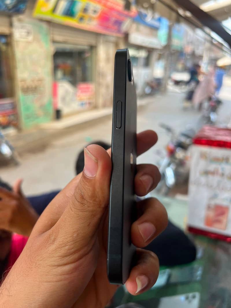 Apple iPhone 16e 2
