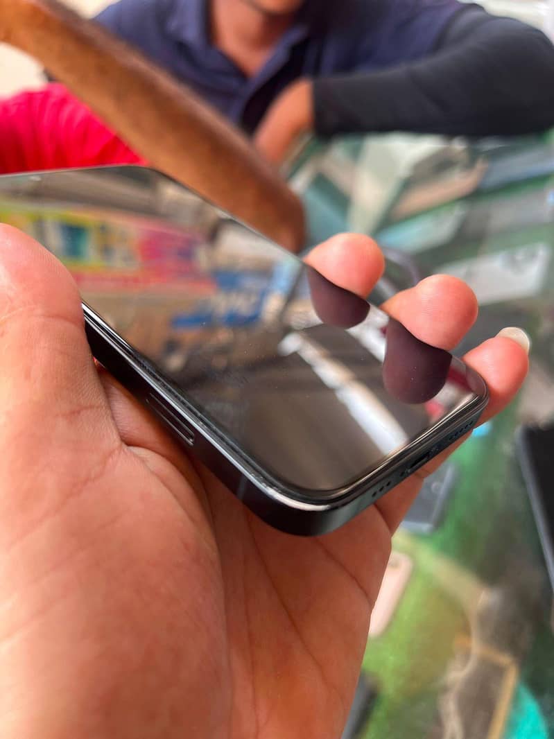 Apple iPhone 16e 3