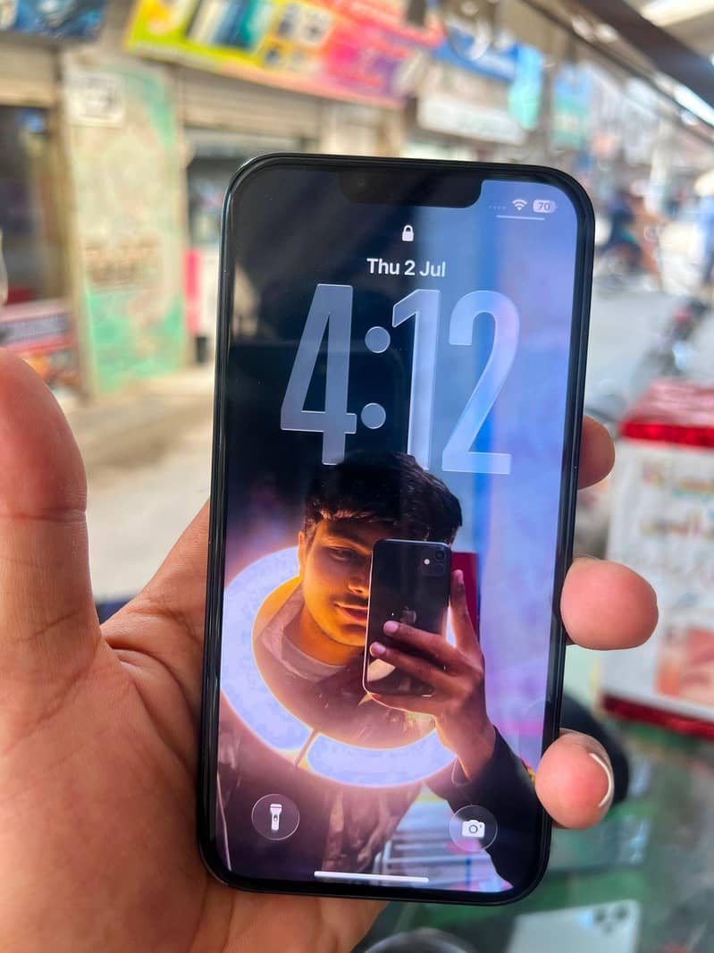 Apple iPhone 16e 4