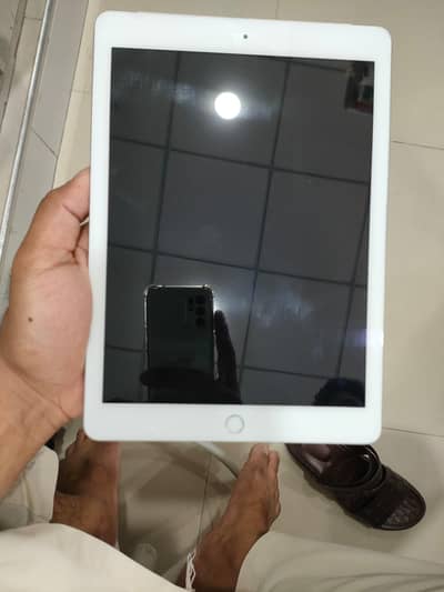ipad 6th gen 128gb Cellular + WIFI with cover