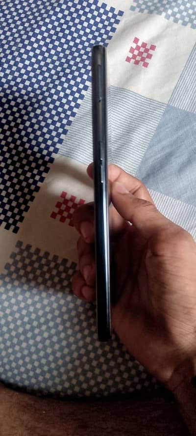 All ok set h 5g koi bhi shade wagera nhi h just phone aur charger h