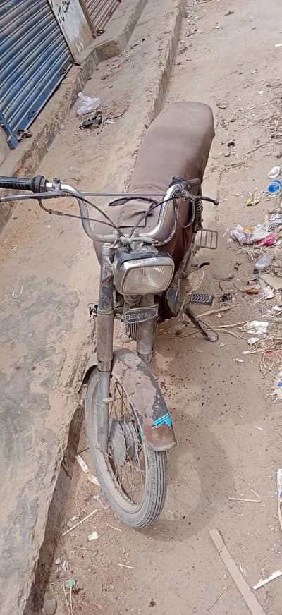 bike bilkul okay Hain koi Kam nai raining me Hain tyere b okay