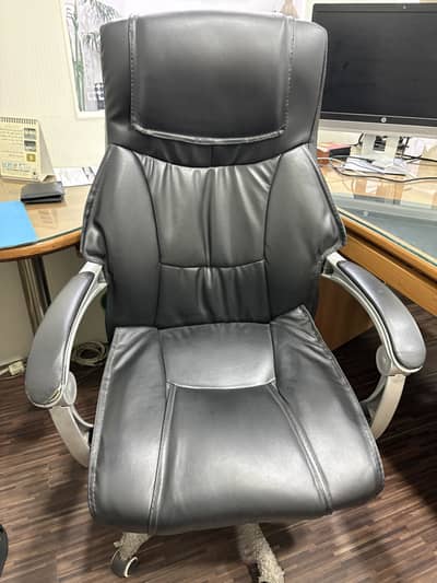 Table side rack Executive chair and guest chairs
