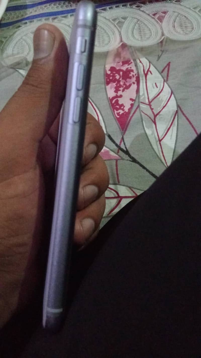 Apple iPhone 11 4
