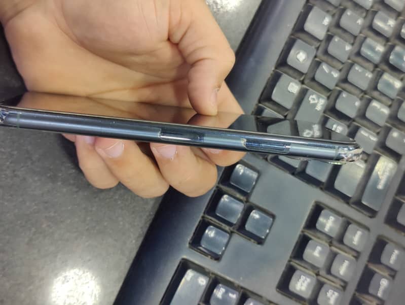 Apple iPhone 11 Pro Max 4