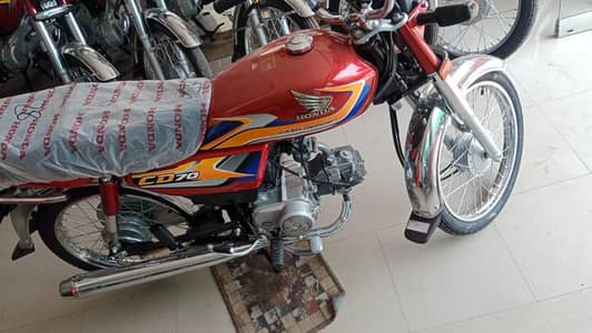 Bike bahot kam use huwa hy attock number laga huwa hy. biometric  avai